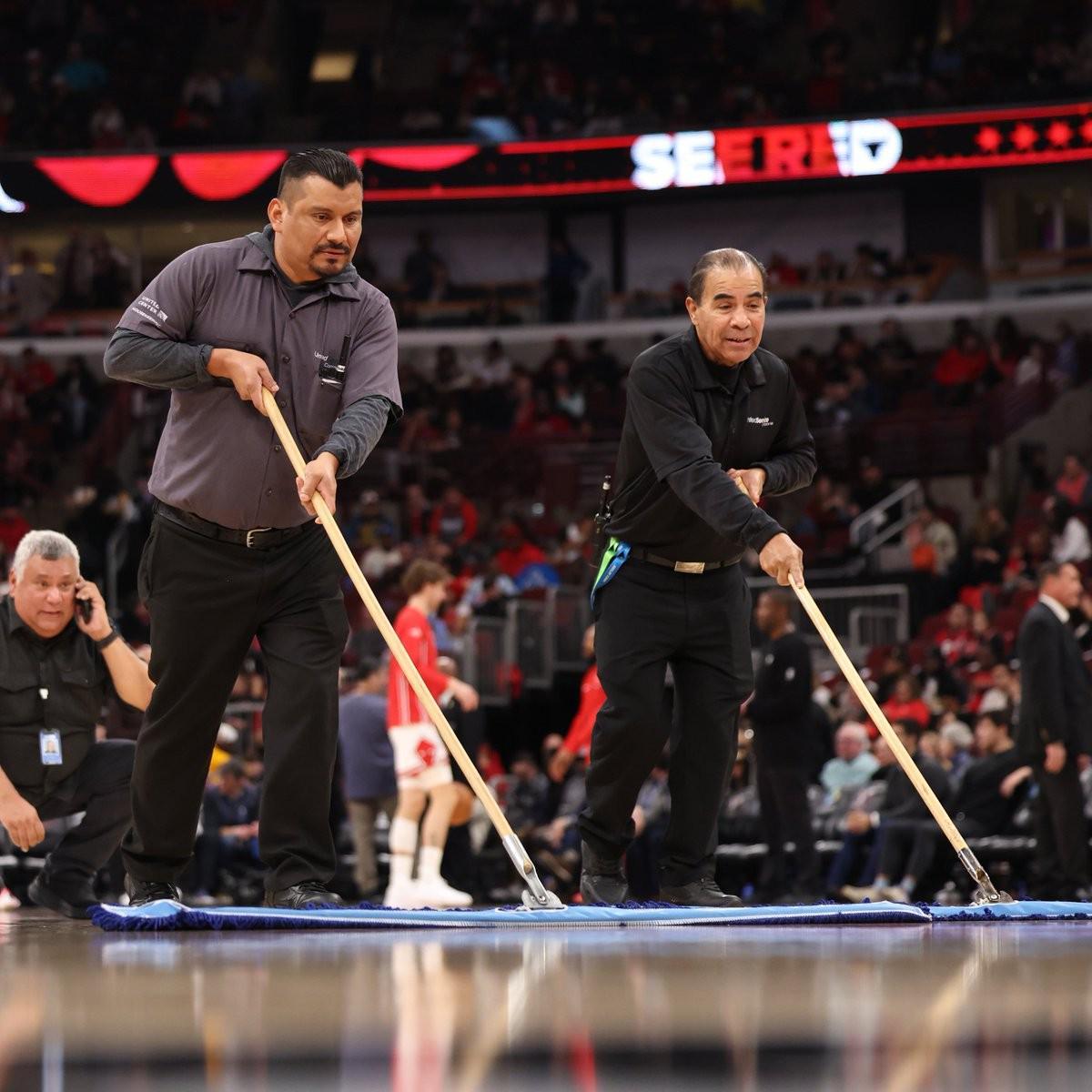 苦等2小时，官方：公牛主场对热火一战因球场出现水渍而延期